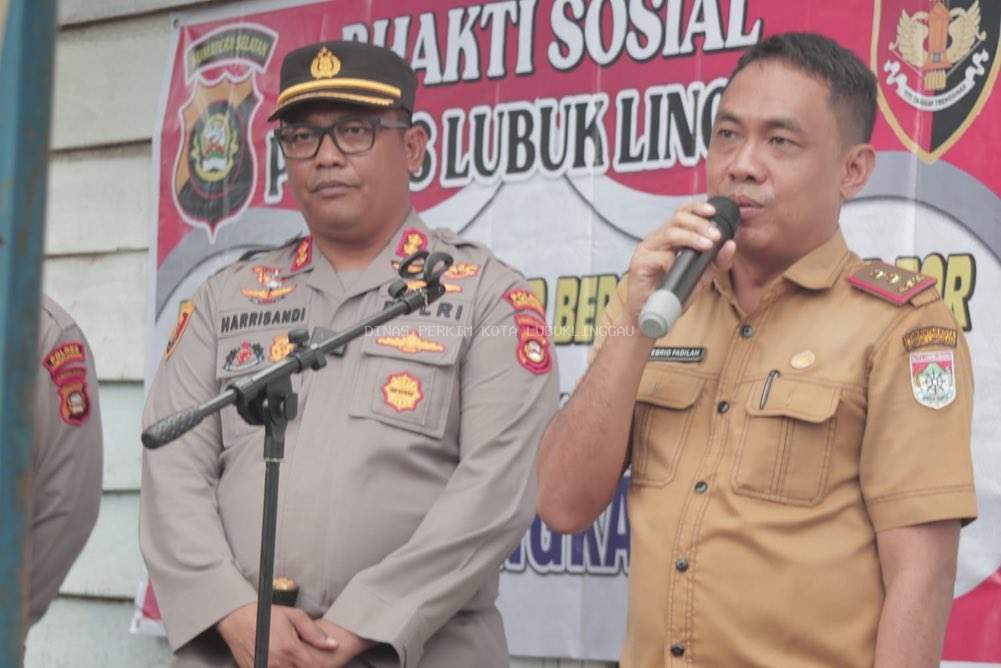 Meninjau pelaksanaan giat pembangunan Sumur Bor pada Kelurahan Rahma.