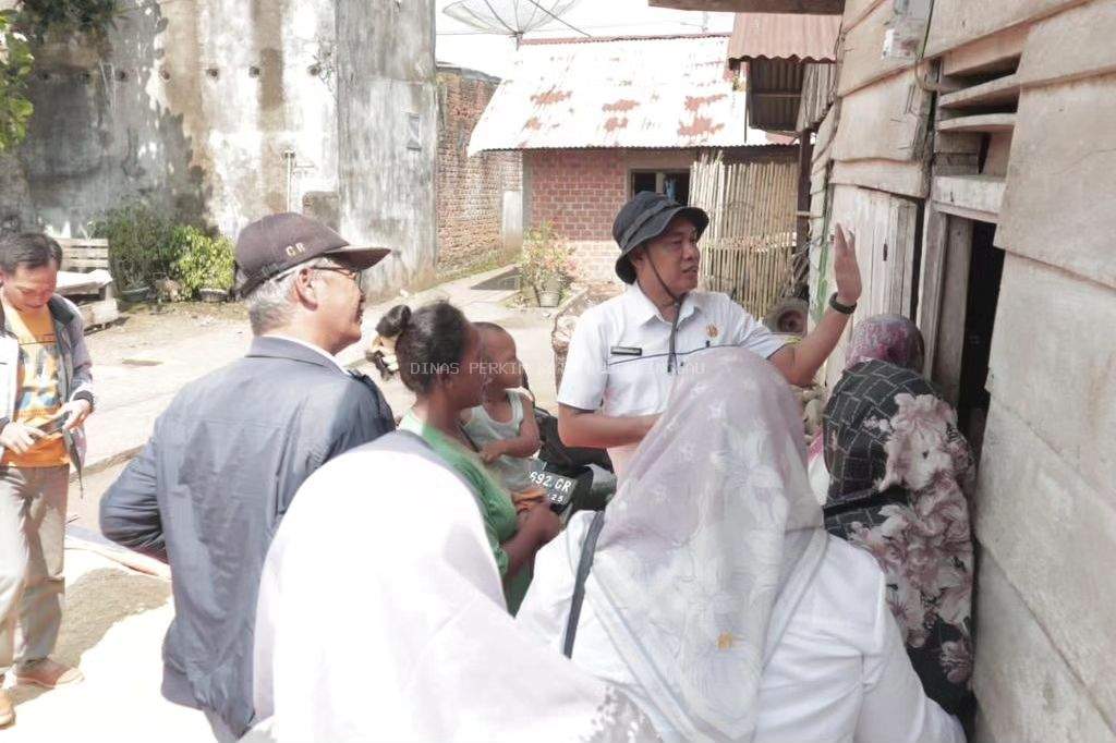 Verifikasi Lapangan dan Validasi Data Calon Penerima Bantuan BRS (Bedah Rumah Swadaya) bersama penyuluh KB, RT dan Lurah.