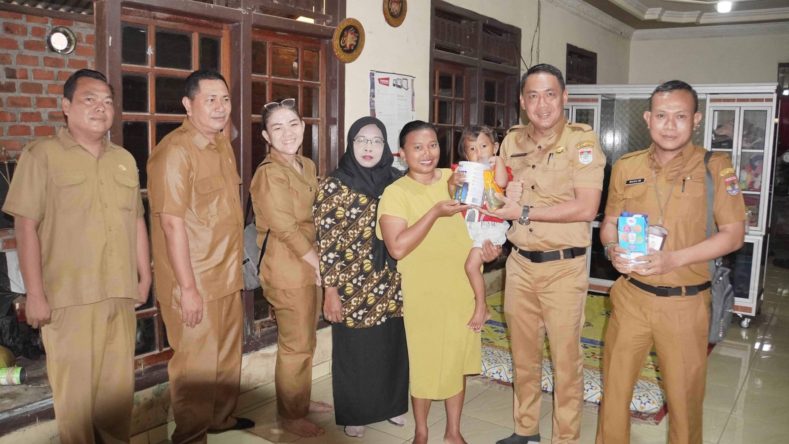 Kepala Dinas Perumahan Rakyat dan Kawasan Pemukiman Kota Lubuk Linggau Febrio Fadilah, S.T.,M.M beserta Staf dan Kader Posyandu Ibu Siti Paryati mengunjungi anak yang Stunting.