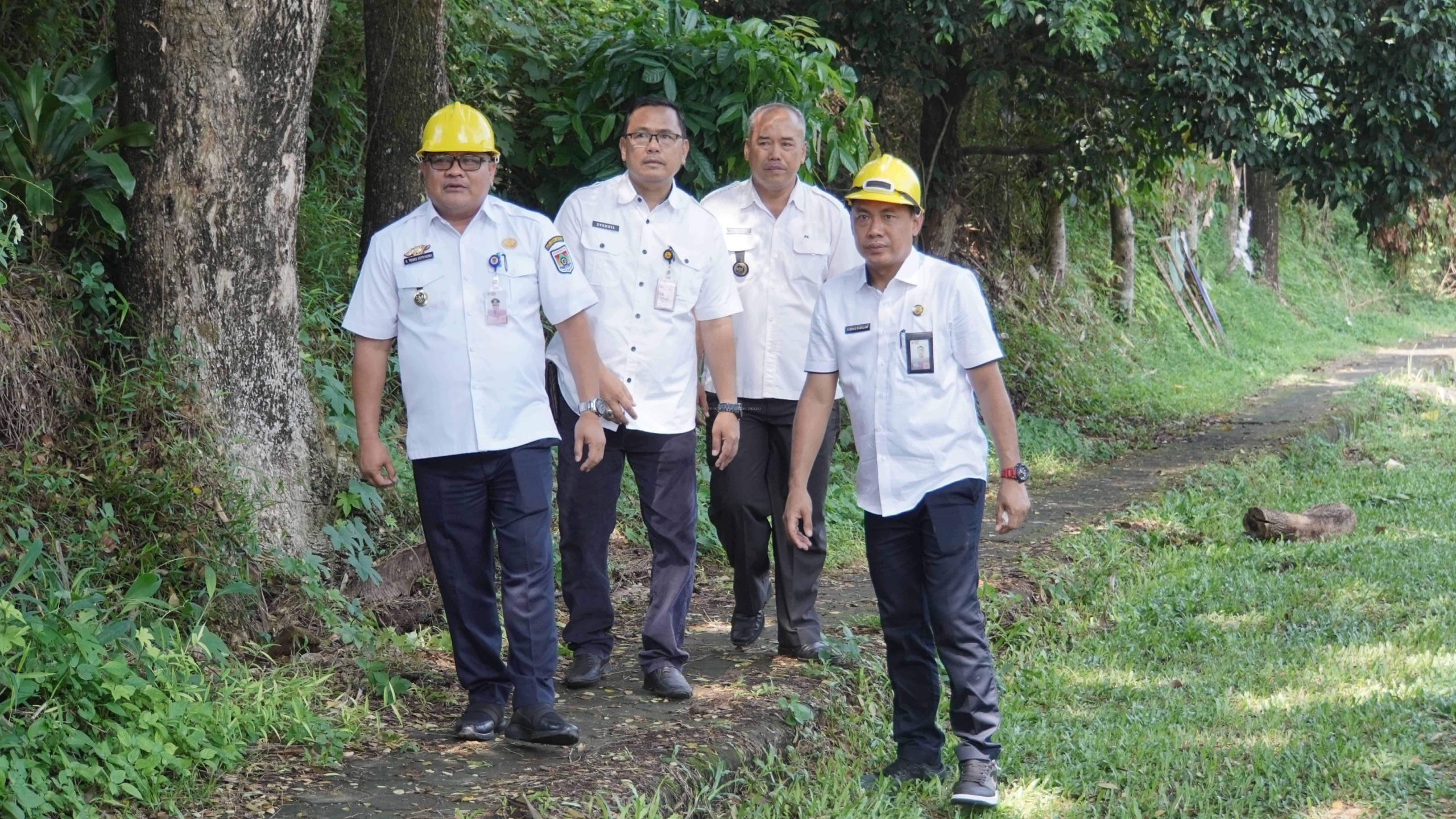 Pj. Wali Kota Lubuk Linggau Bapak Ir. H. Trisko Defriyansa, S.T., M.Si., IPU dan Kepala Disperakim Febrio Fadilah, S.T.,M.M melakukan Monitoring dan Penanaman Vegetasi